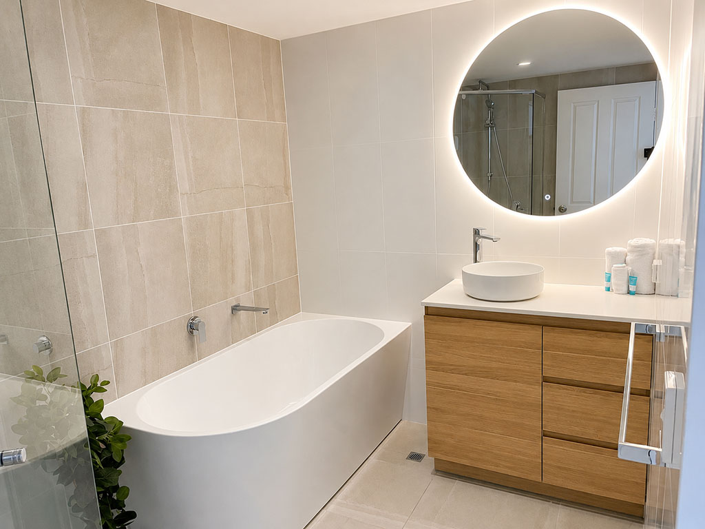 Corner bath and round mirror